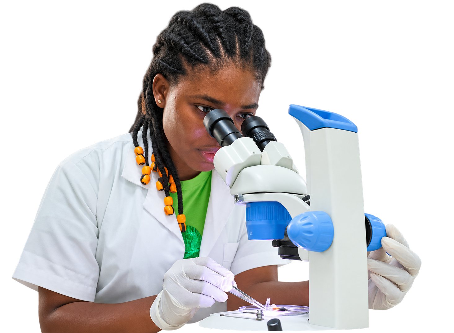 Une jeune scientifique africaine observe un échantillon au microscope.